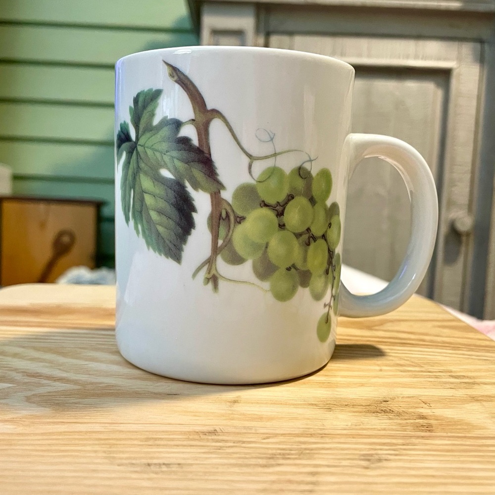 BIA Internatl Cordon Bleu COB 13 Coffee Mug - Grapes - Hand Decorated in USA